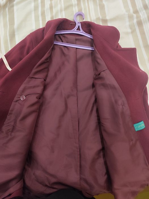 Весняне пальто кольору бурунді.