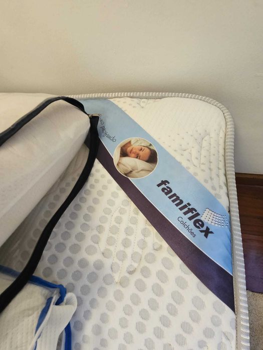 Conjunto sommier, colchao e 2 almofadas como novos