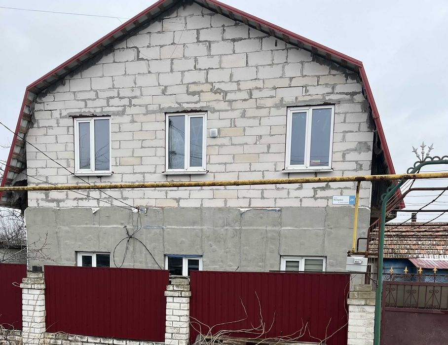 Продам капитальный дом новой постройки с ремонтом с газом .
