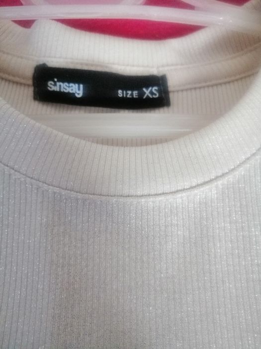 Błyszczący top xs Sinsay.