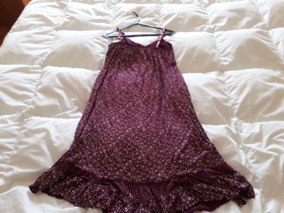 Vestido de alças e decote em V