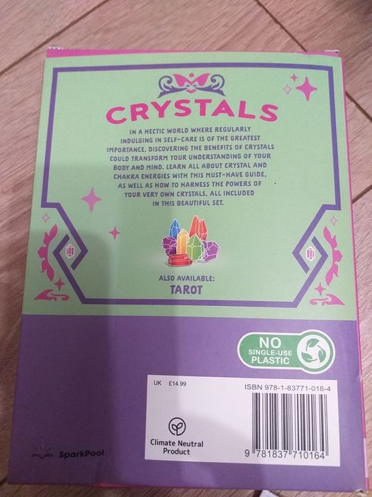 Коллекция кристаллов, предположительно для литотерапии или медитации.