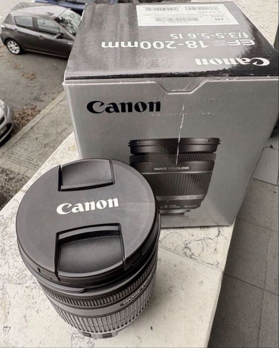 Canon EF 18-200mm f/3.5-5.6 IS
