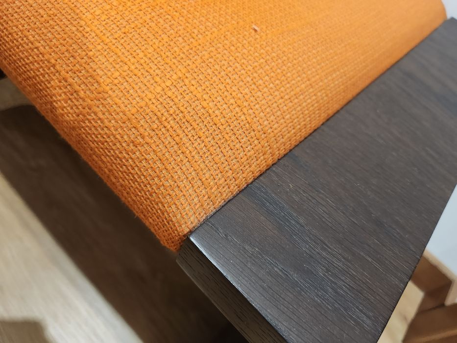 Banqueta em madeira de castanho em tecido laranja 60x40x37