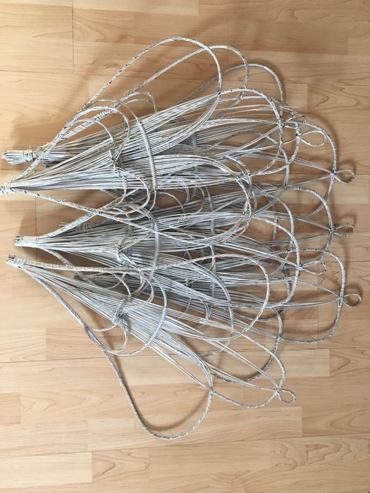 Białe koszyki dekoracyjne ślub wesele