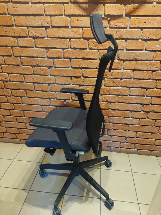 Fotel biurowy obrotowy firmy Nowy Styl - używane meble biurowe