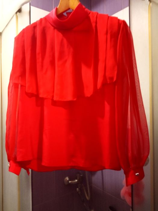 Нарядная шелковая блузка с шифоновыми рукавами и вставкой на груди 52-