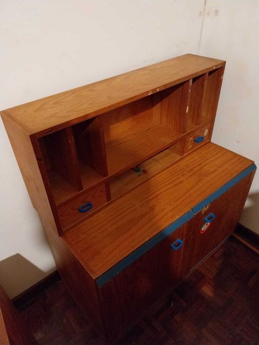 Móvel de gavetas com prateleira