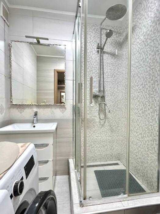 Крупногабаритная 1-комнатная квартира с ремонтом, Намыв, низкий этаж