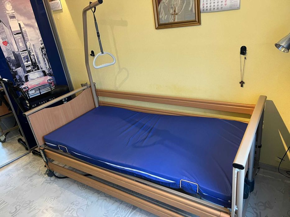 Łóżko rehabilitacyjne elektrycznie regulowane.