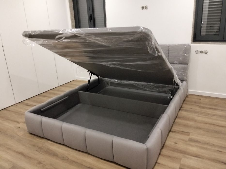 Cama em tecido nova com estrado elevatória incluída.