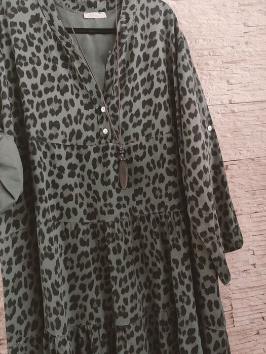 Sukienka khaki w panterkę