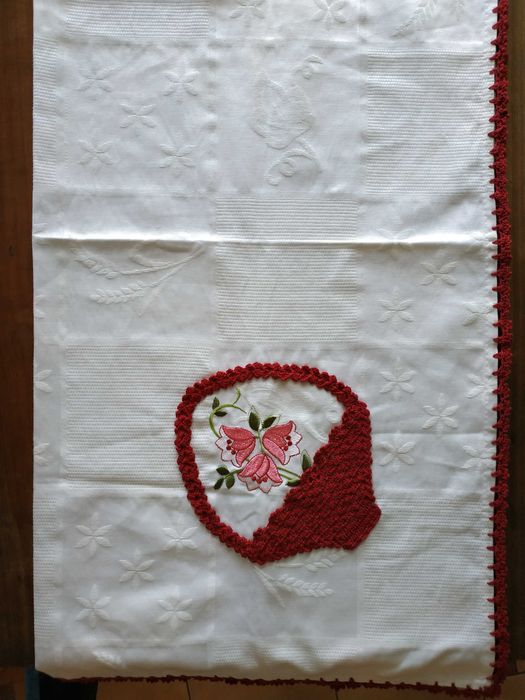 Toalha de mesa pequena bordada