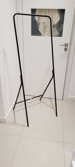 Wieszak na ubrania. Drążek na ubrania. Szafa składana.