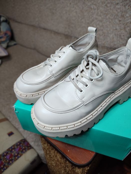 Продам лофери, чоботи молочного кольору