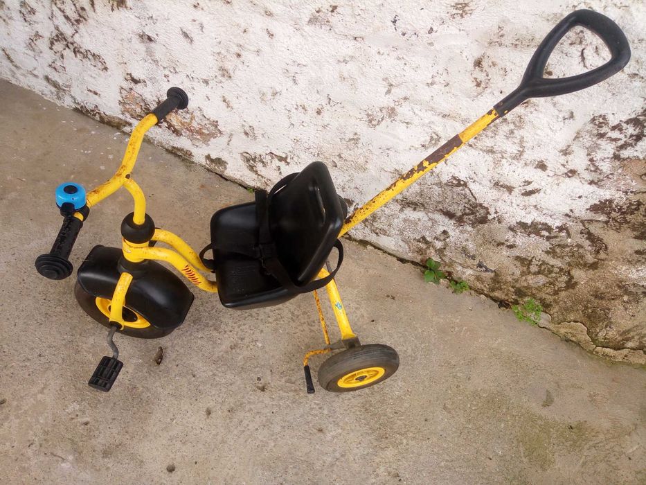 Triciclo com rodas de pneu e camera de ar