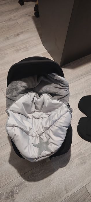 Fotelik dla niemowlaków z isofixem oraz śpiworkiem