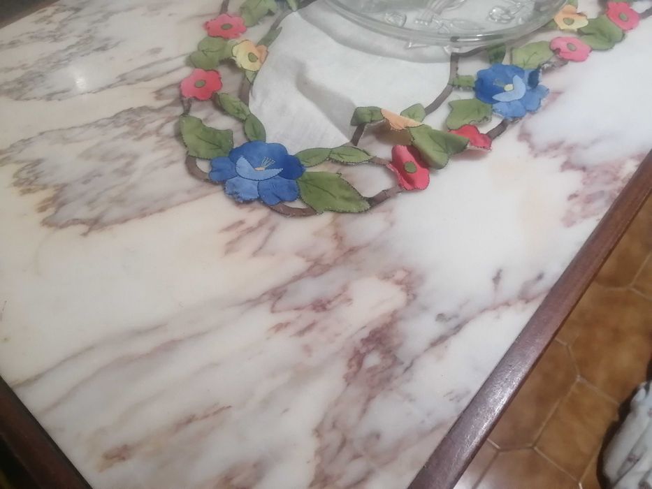 Mesa de cozinha, madeira e pedra mármore com 4 cadeiras.