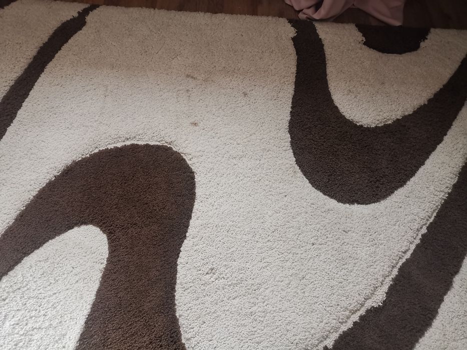 Gruby dywan bialo brazowy