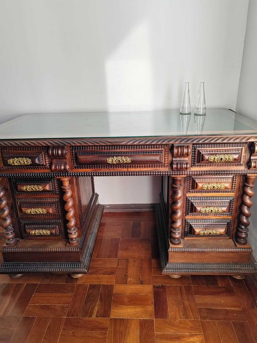 Secretária muito bem tratada em Pau Santo - Tampo 75cm x 140cm