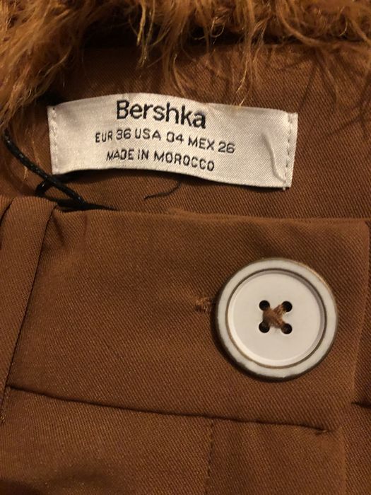 Calças largas  bolsos laterais e casaco com pelo