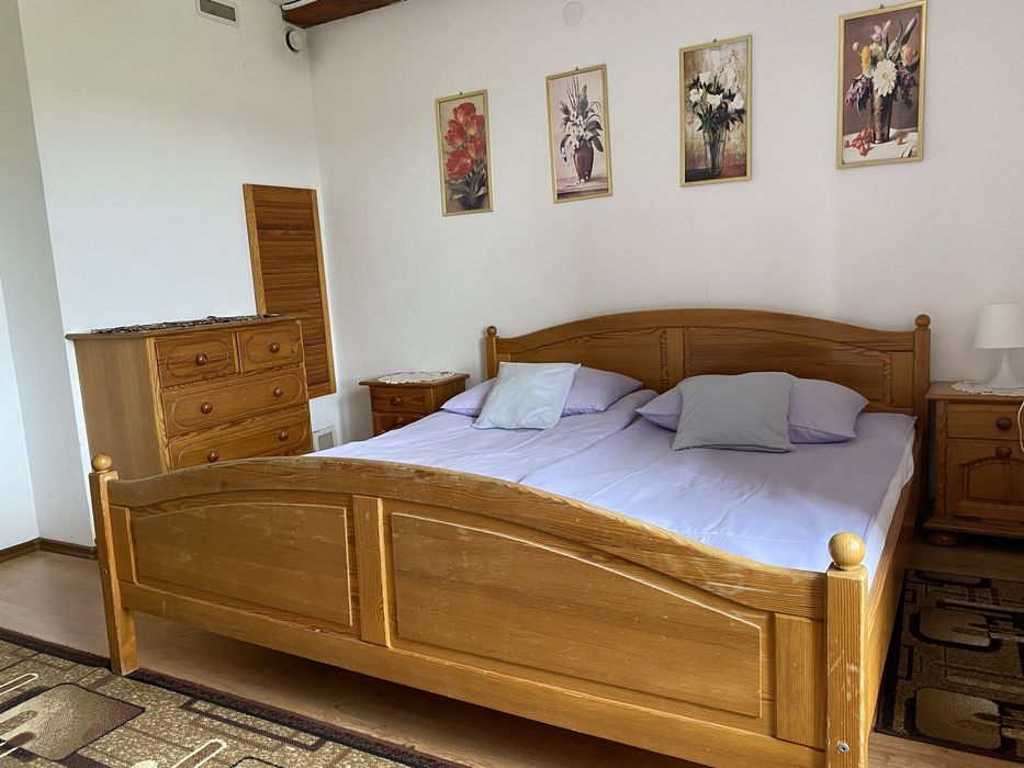 domek przy wyciągu narciarskim nad jeziorem, balia sauna okrągłe