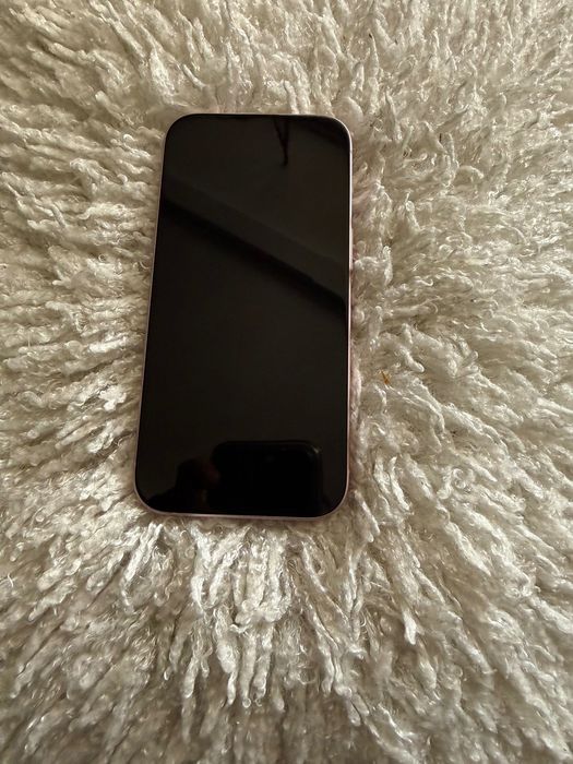 iPhone 15 bardzo ładny