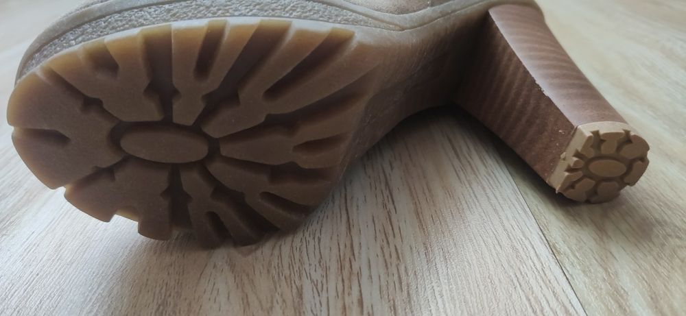 Продам женские сапоги