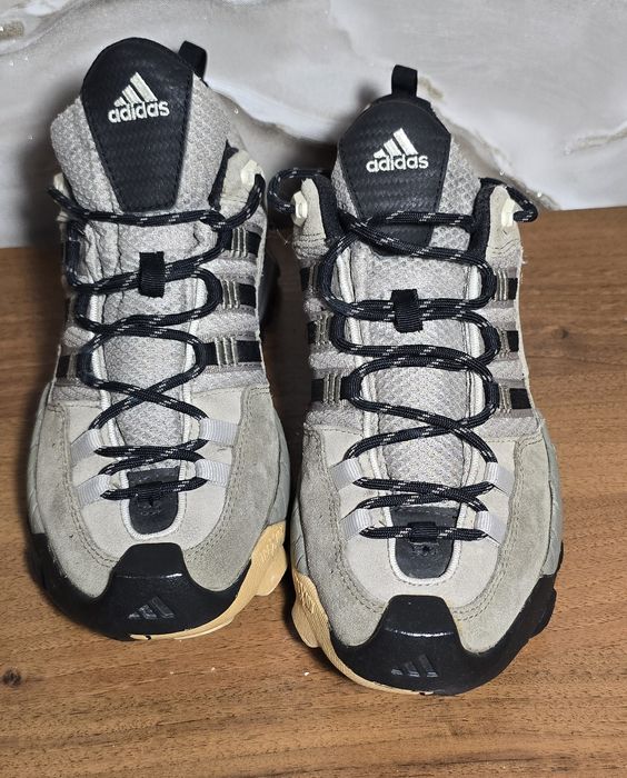 Взуття шкіряне .