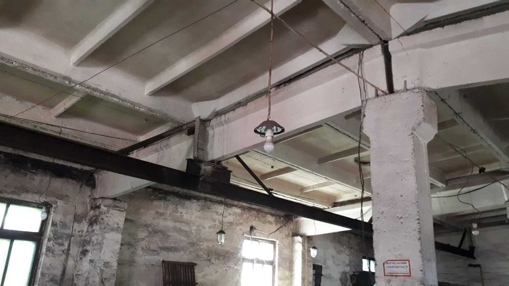 Промислово - виробниче приміщення з козловим краном та металевий ангар