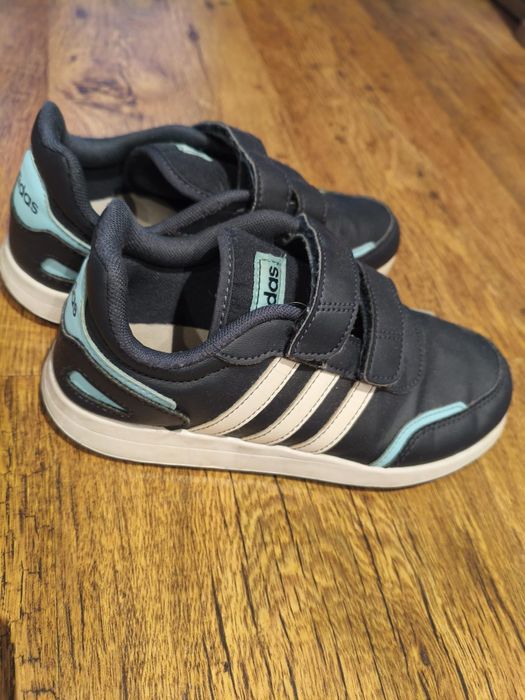 Obuwie dziecięce Adidas rozm. 34 + sandały gratis
