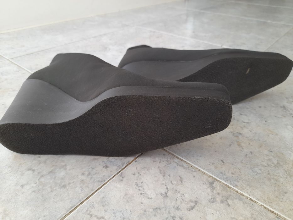 Botins pretos de cunha