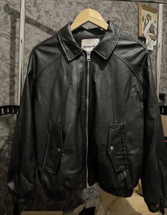 черная кожанная куртка bershka