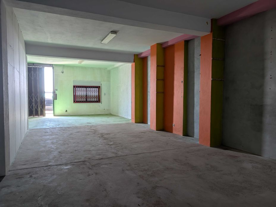 Garagem/Armazém com 121 m2, situado em Grijo.