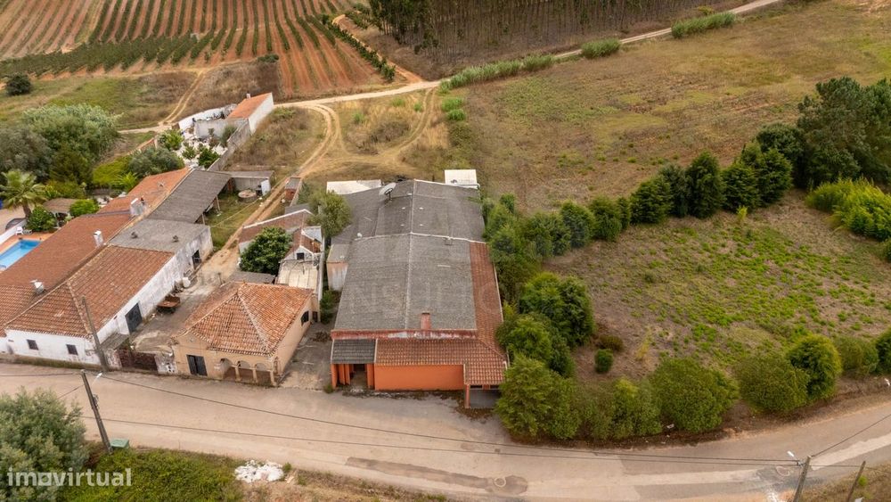 Edíficio Térreo com uma área de construção de 524m2 inserido num te...