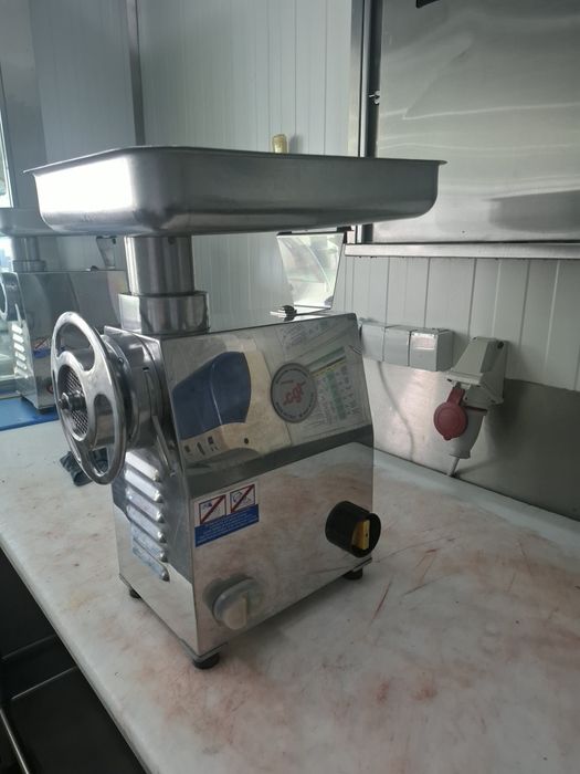 Máquina de picar industrial,  Maquina de hambúrgueres e uma mesa de talho
