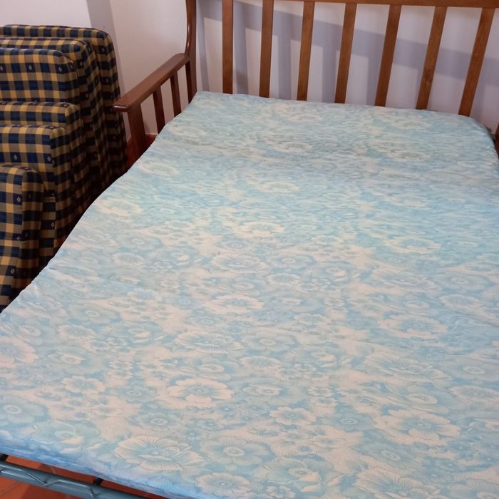 Conjunto de sofás em azul e vermelhos (estrutura de madeira)