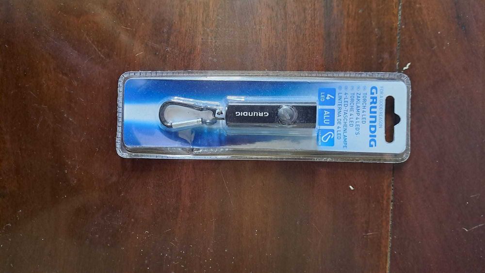 Laterna Grundig de bolso novo