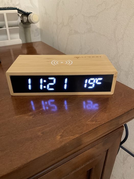Годинник настільний будильник термометр зарядка для телефону
