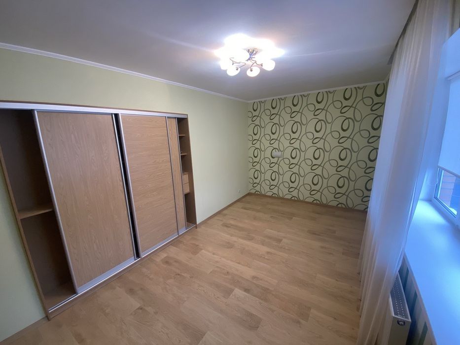 Продаж нового цегляного будинку в центральній частині міста.