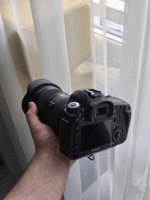 Продам фотоапарат Canon EOS 5D Mark III