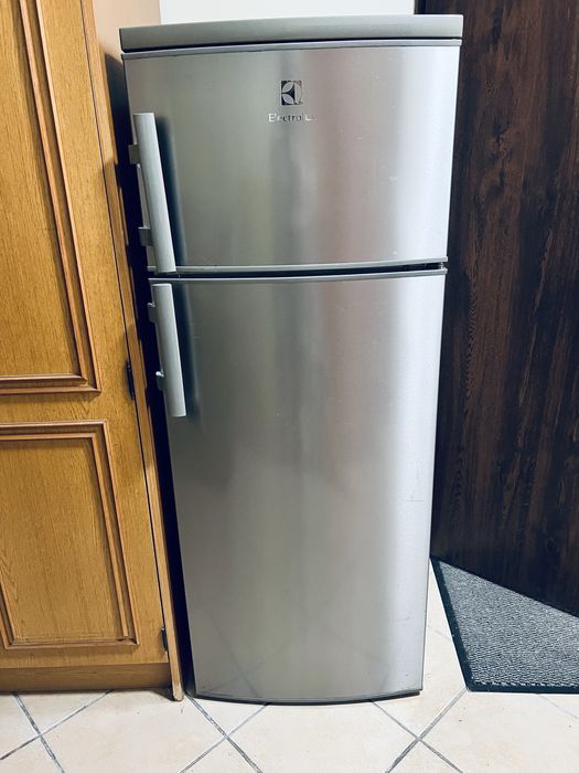 Lodówka Electrolux – używana, srebrna