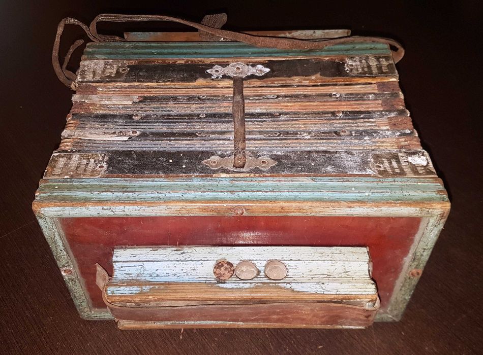 Concertina / Harmónio com quase 150 anos. Insc. " O Fado Português "