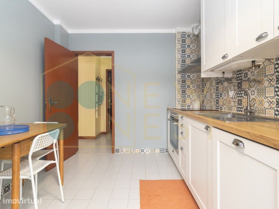 Apartamento T2 em Vila Maria - Semi-Renovado e Mobilado