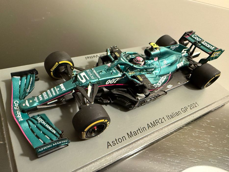 Miniatura Spark - Aston Martin – Sebastian Vettel | Especial 007