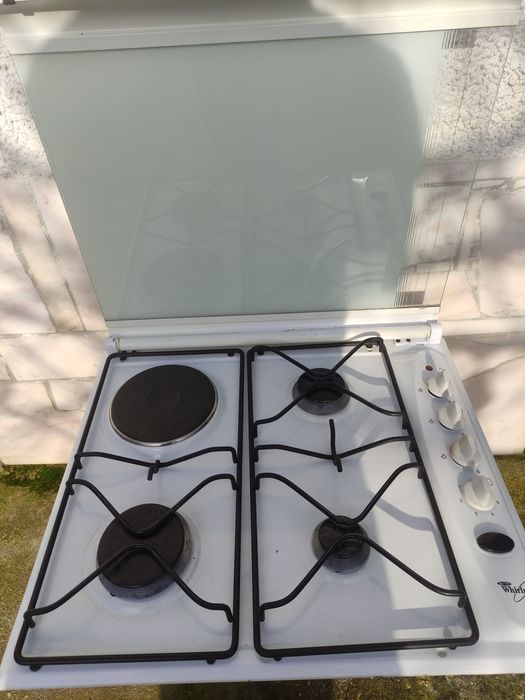 Placa com 3 bicos a gás e 1 elétrico