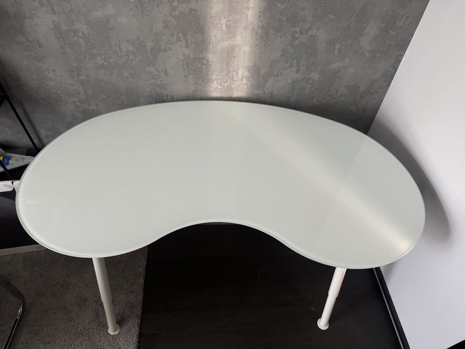 Biurko IKEA Galant w kształcie nerki ze szklanym blatem