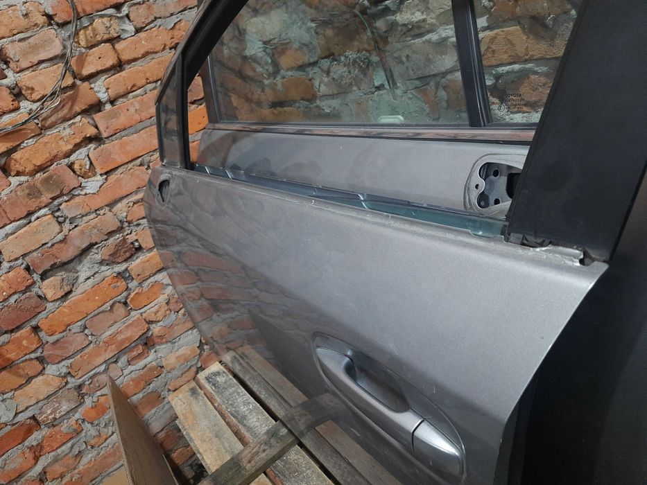Передня ліва водійська дверка двері дверь Тойота Авенсіс т27 двери