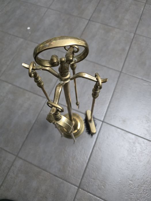 mosiężny zestaw akcesoriów kominkowych.