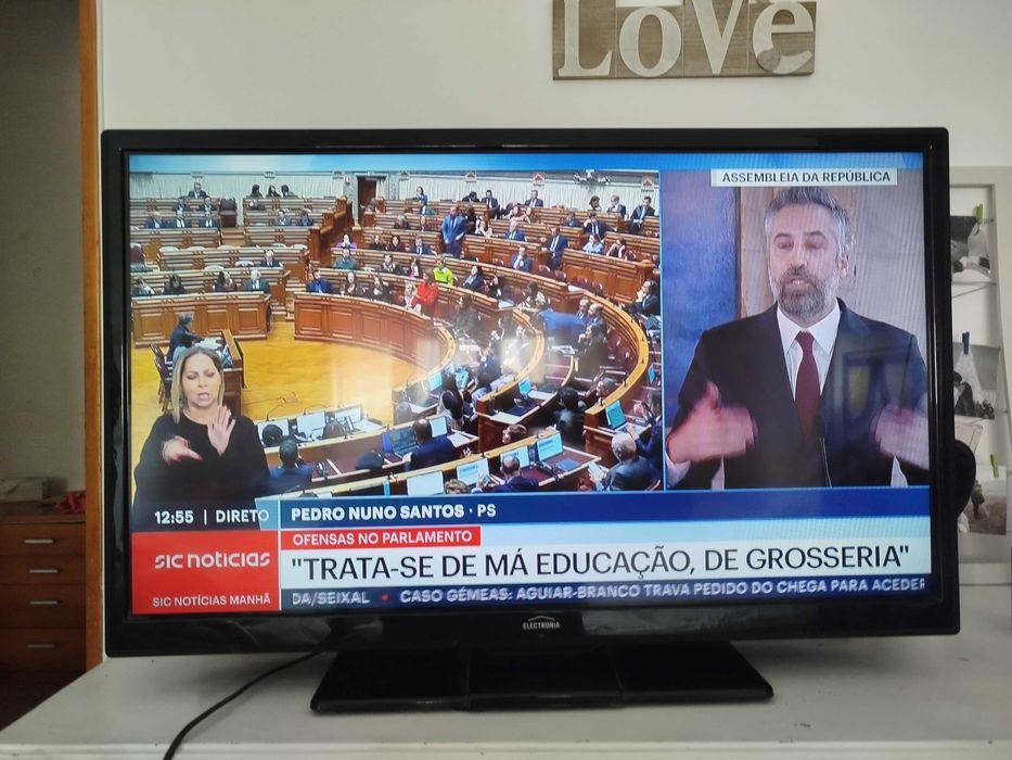 TV 32 polegas. Com suporte para a parede